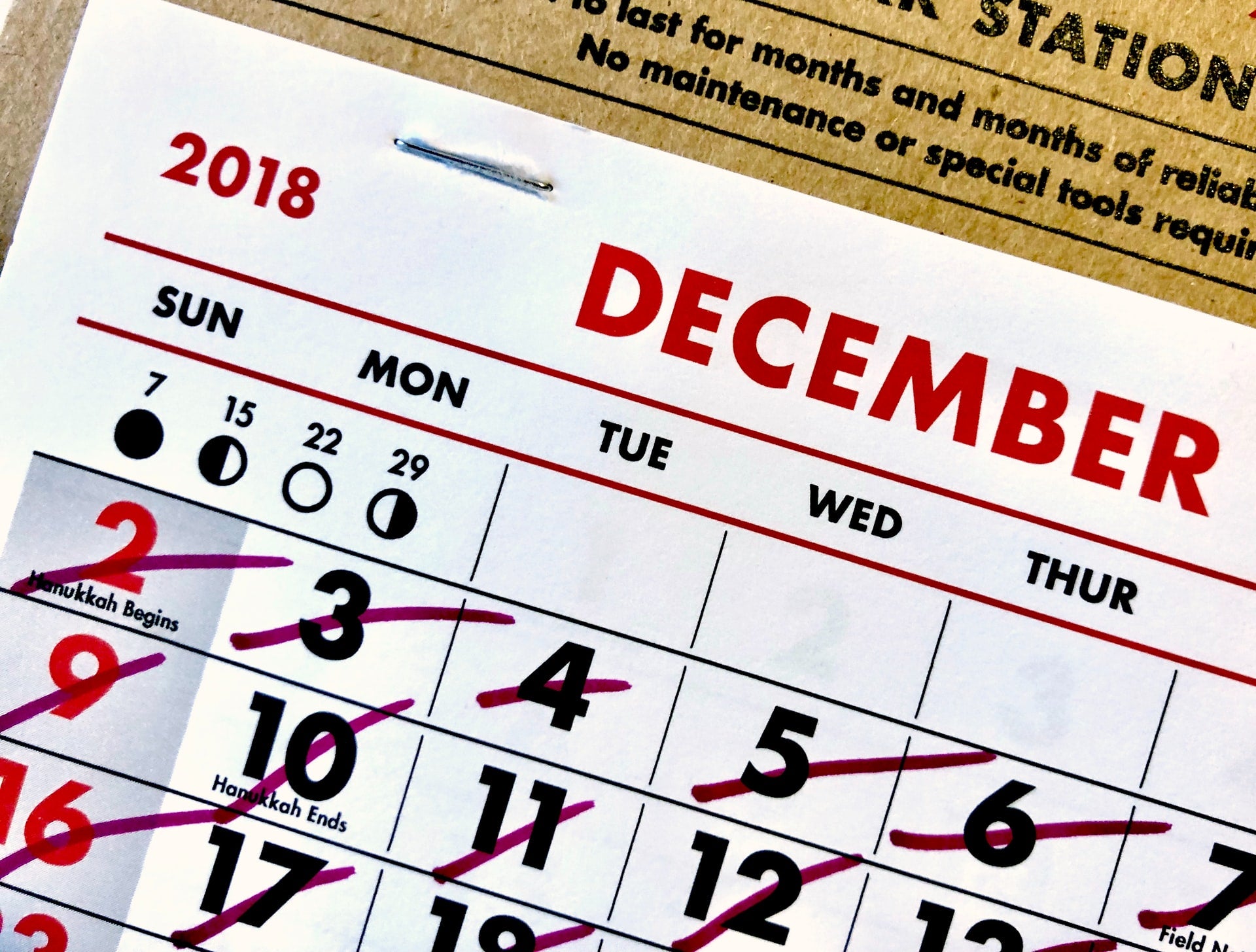 Offener Kalender auf einem Schreibtisch