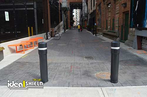 Removable pipe bollards guarding alleyway