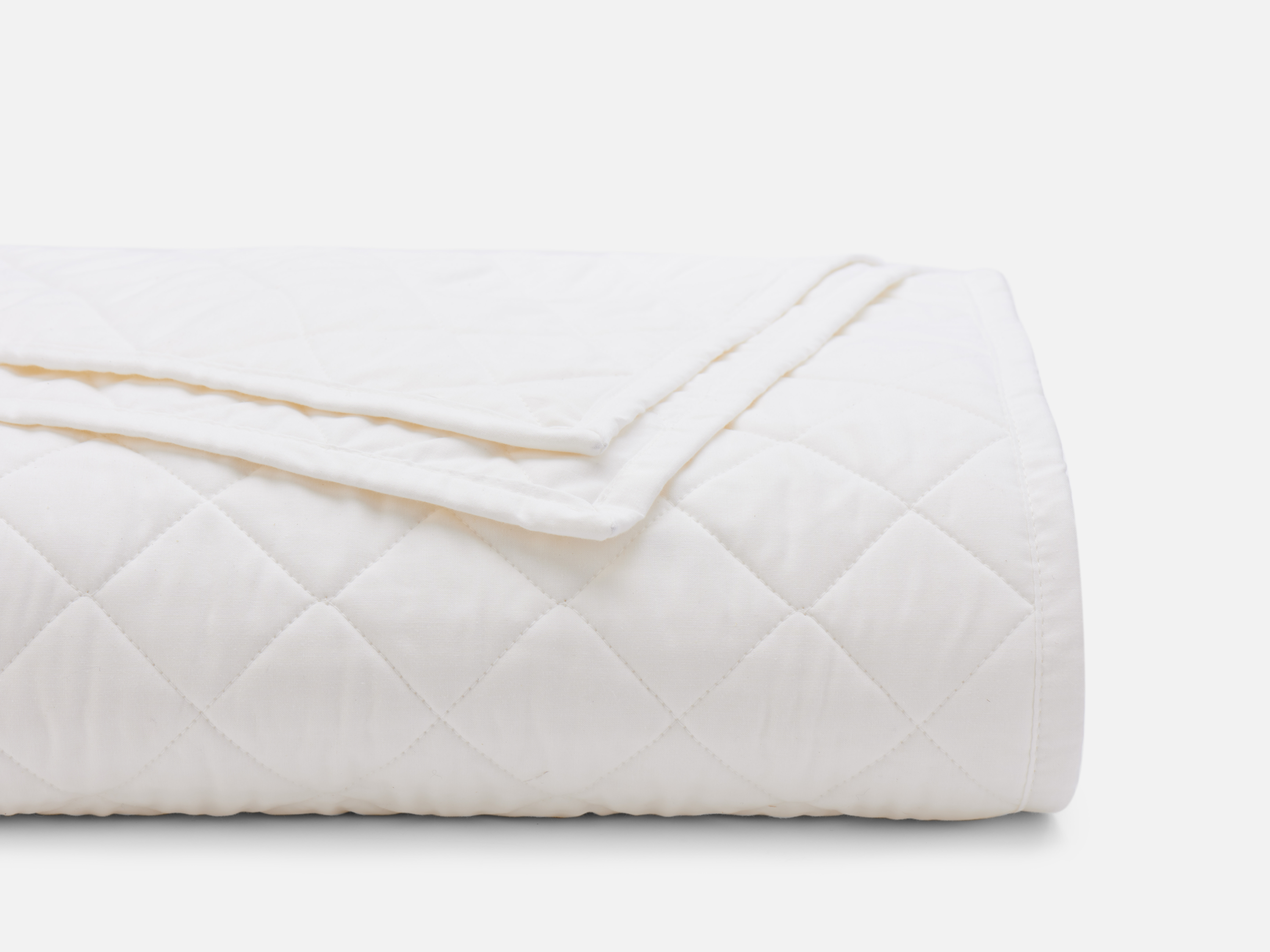 https://cdn.shopify.com/s/files/1/1777/6857/products/Bankhead-Basic-Classic-Quilt-White_3324-web.png?v=1686171710