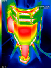 Hasty Heat CHP-Holzpellet-Kartuschenofen, der den integrierten wassergekühlten TEG-Wärmestromgenerator mit Hochleistungskessel antreibt.