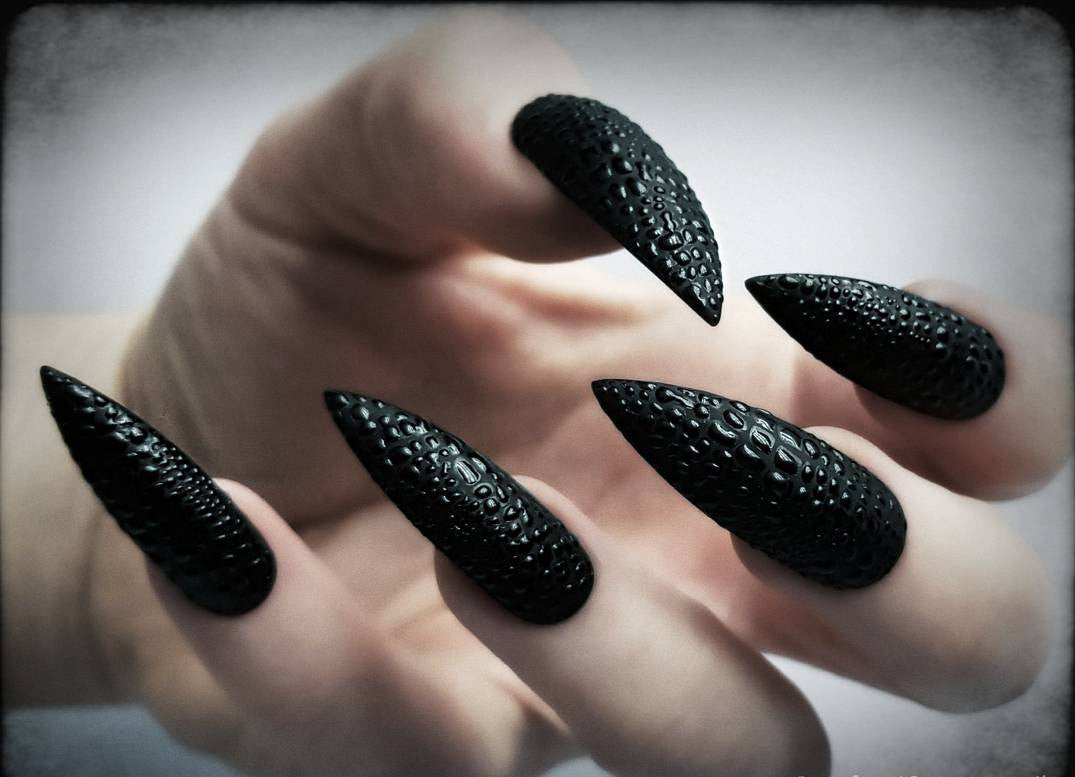 Черные острые ногти