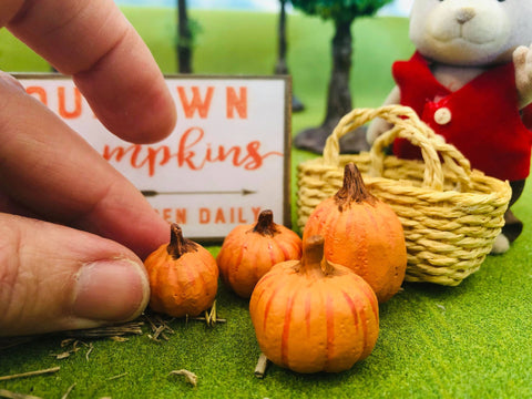 Dollhouse miniature pumpkins for Halloween
