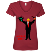 Trump Holding Statue of Liberty Head America First Ladies’ V-Neck T-Shirt