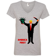 Trump Holding Statue of Liberty Head America First Ladies’ V-Neck T-Shirt