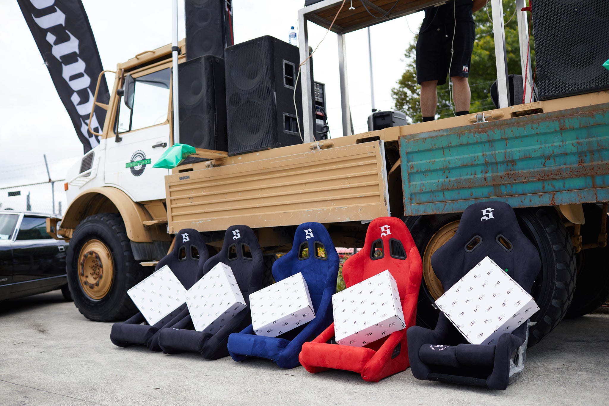Scarles bucket seats with Unimog1700 at Scarle