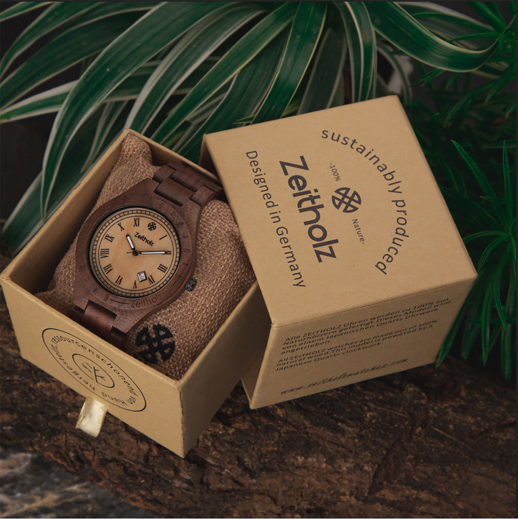 Horloge en bois Zeitholz Zittau dans un emballage durable.