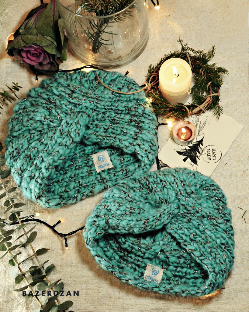 <img src="2020-11-16-105603077.jpg" alt="two woolen blue green hats with a label">