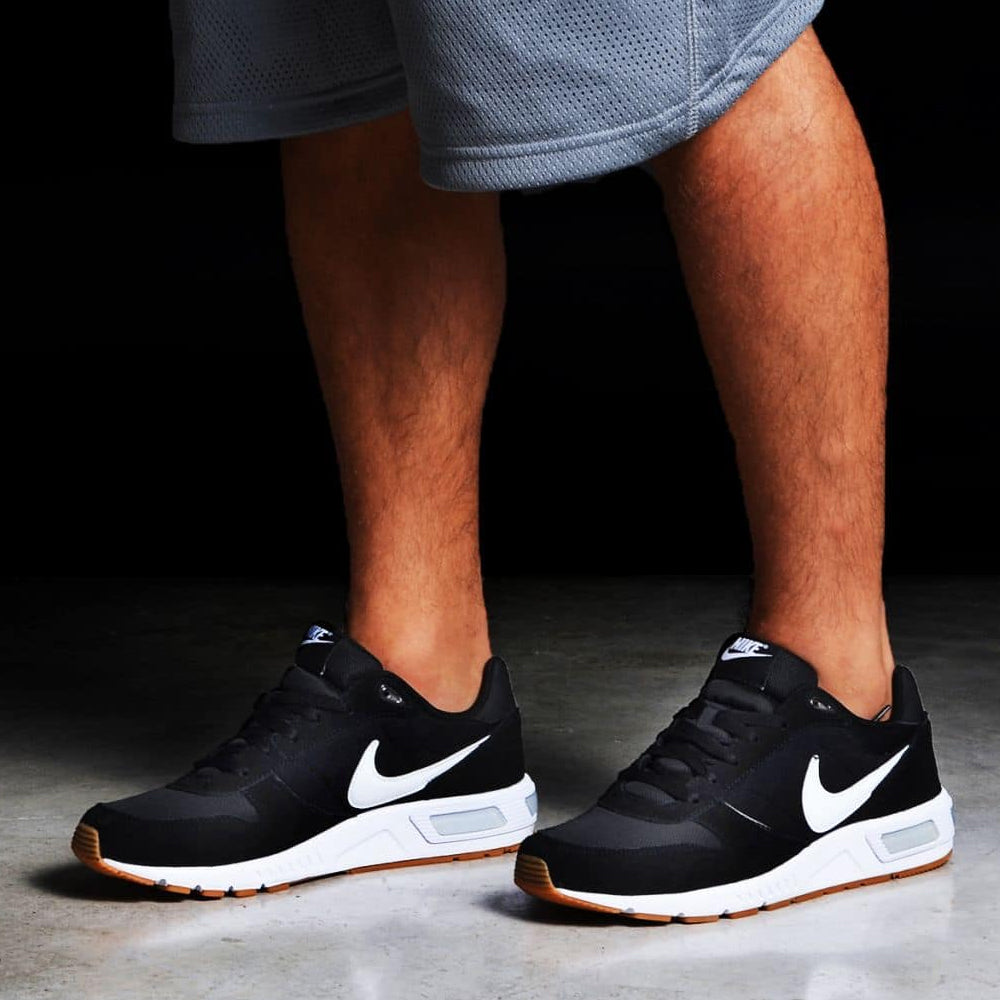 nike nightgazer negro