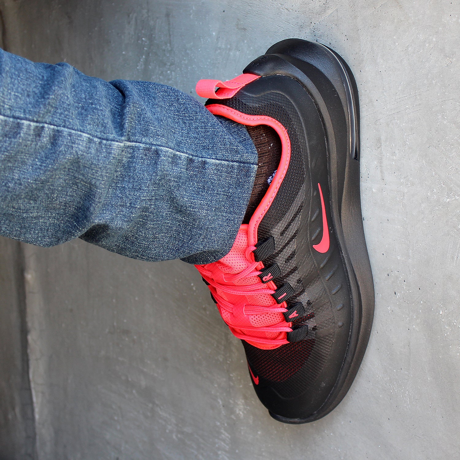 air max axis negro con rojo