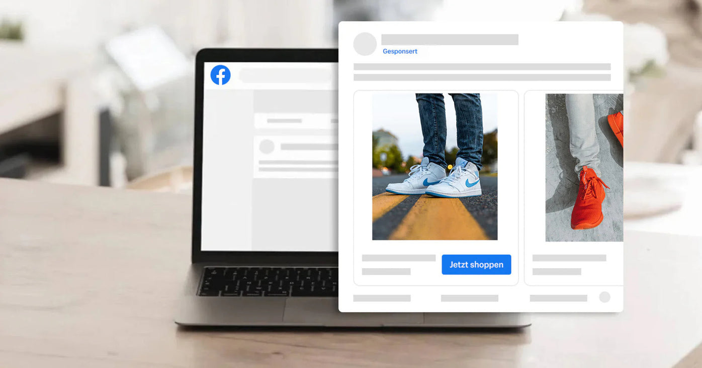 Ein Laptop mit einer Facebook Anzeige über Schuhe steht auf einem Tisch.