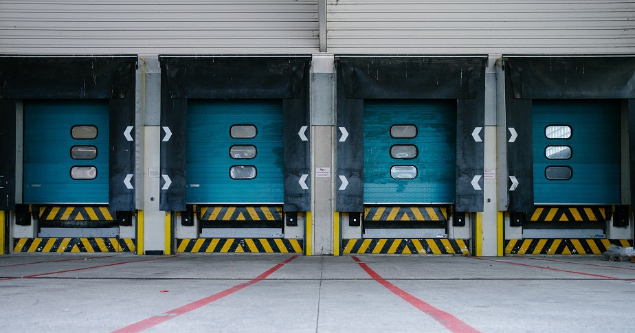 Das Foto zeigt Einfahrten für Logistikfahrzeuge. Was 3PL bedeutet, verraten wir dir im Beitrag.