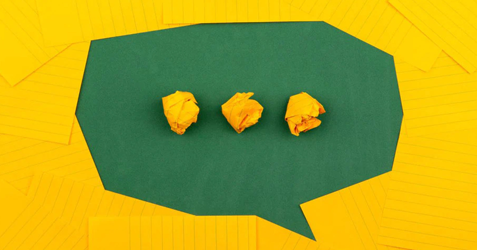 Das Foto zeigt einen gelben Hintergrund, auf dem eine grüne Sprechblase aus Papier liegt. Wir zeigen dir im Beitrag, wie du Conversational Commerce für dein Unternehmen nutzen kannst.