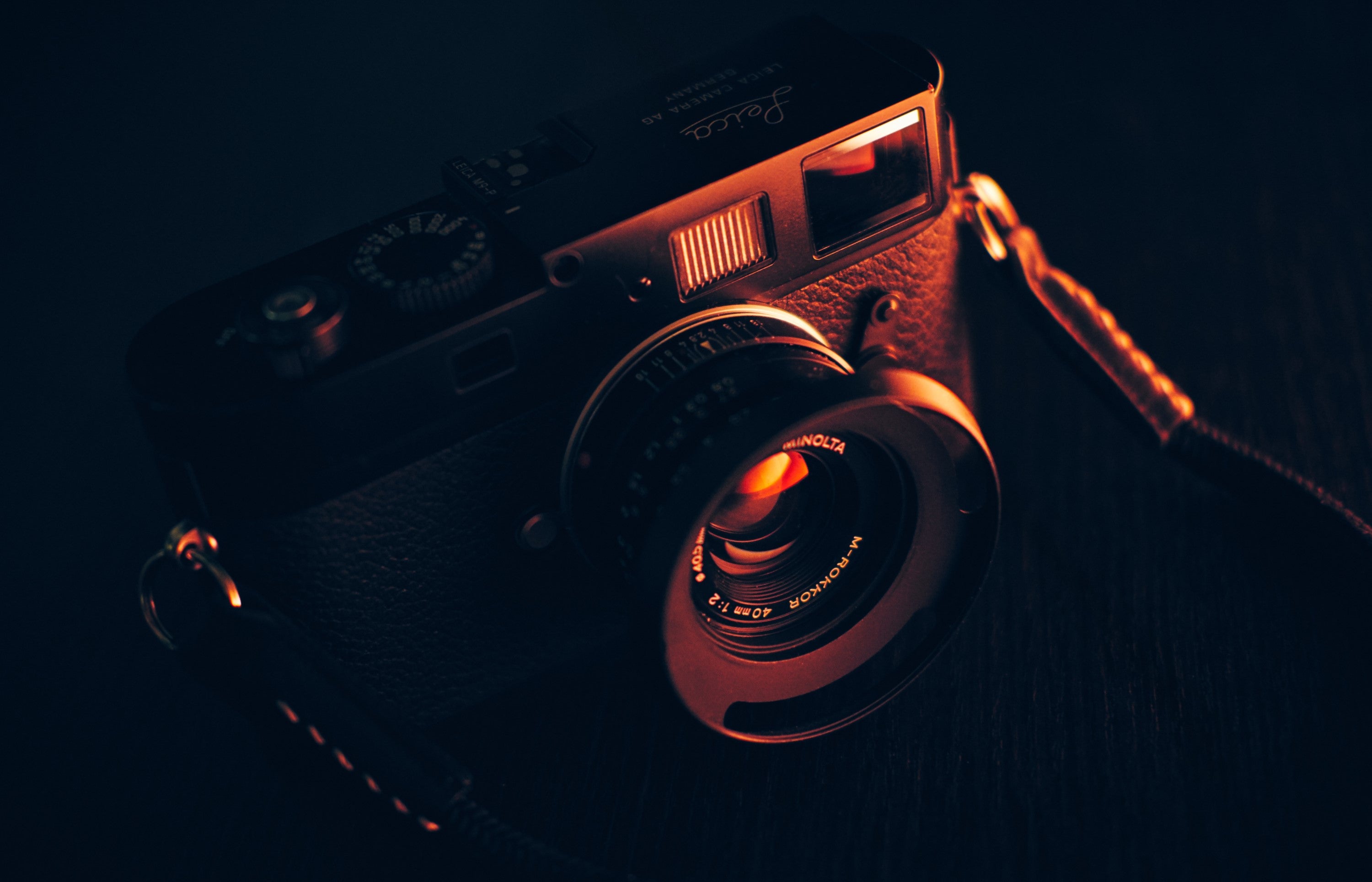Eine Fotokamera ist schwach beleuchtet für den Dreh eines Videos für das After-Sales-Management.