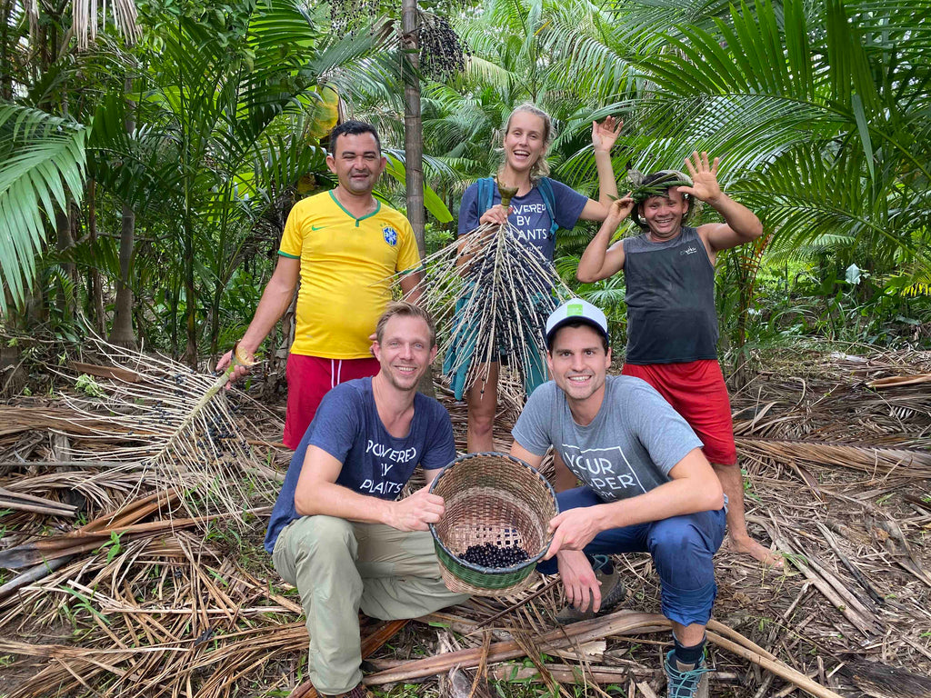 Das YourSuper-Team mit den Acai-Bauern in Brasilien