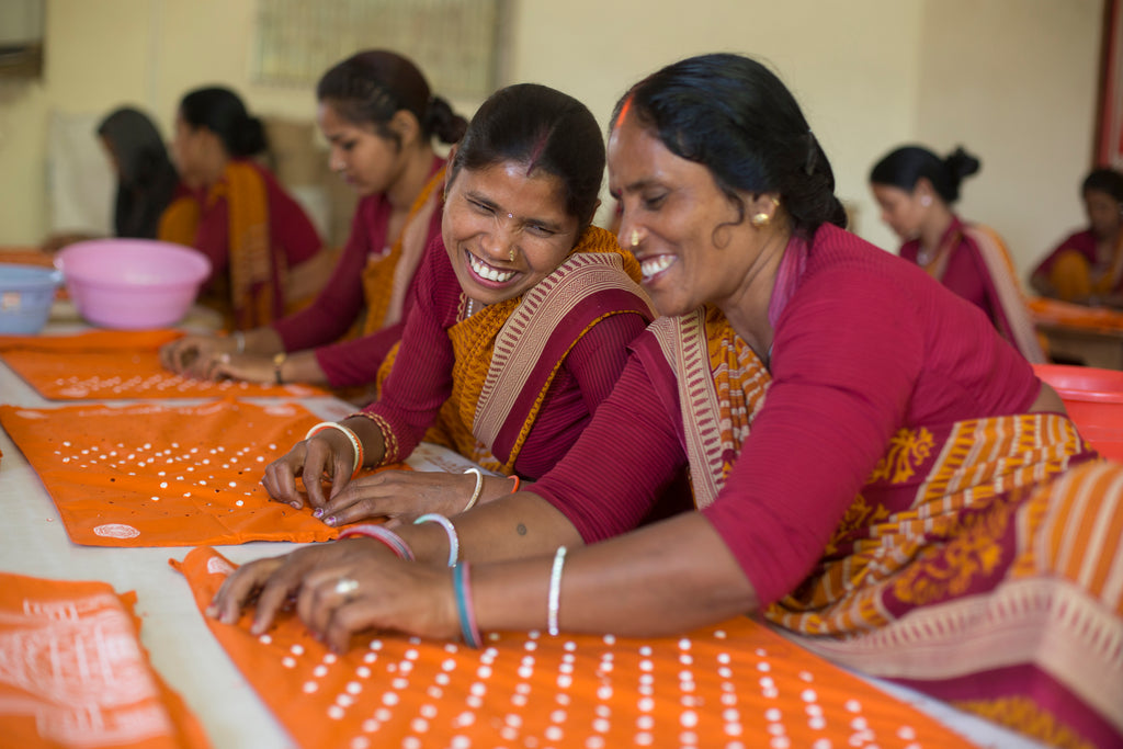 Frauen bei der Arbeit in der ShaktiMat Fabrik in Indien