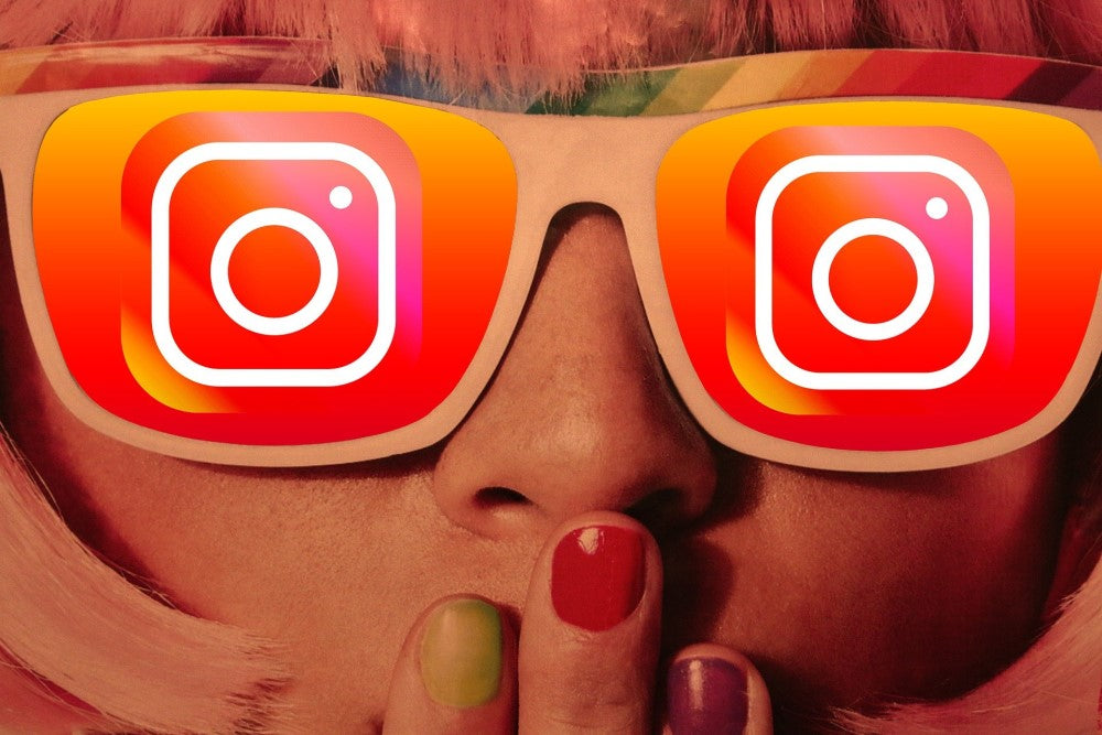 Ein Bild, auf dem eine Frau eine Brille mit dem Instagram-Symbol trägt. Es soll für die Effektivität von Instagram-Werbung stehen.