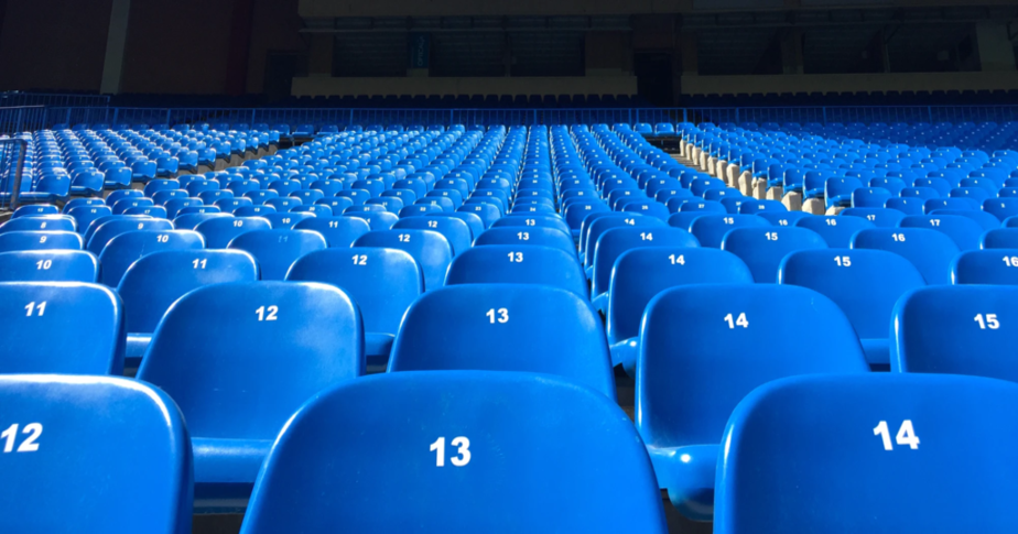 Blaue Sitze aus einem Fußballstadium zur Verdeutlichung, dass es sowohl im Fußball als auch im E-Commerce KPIs gibt