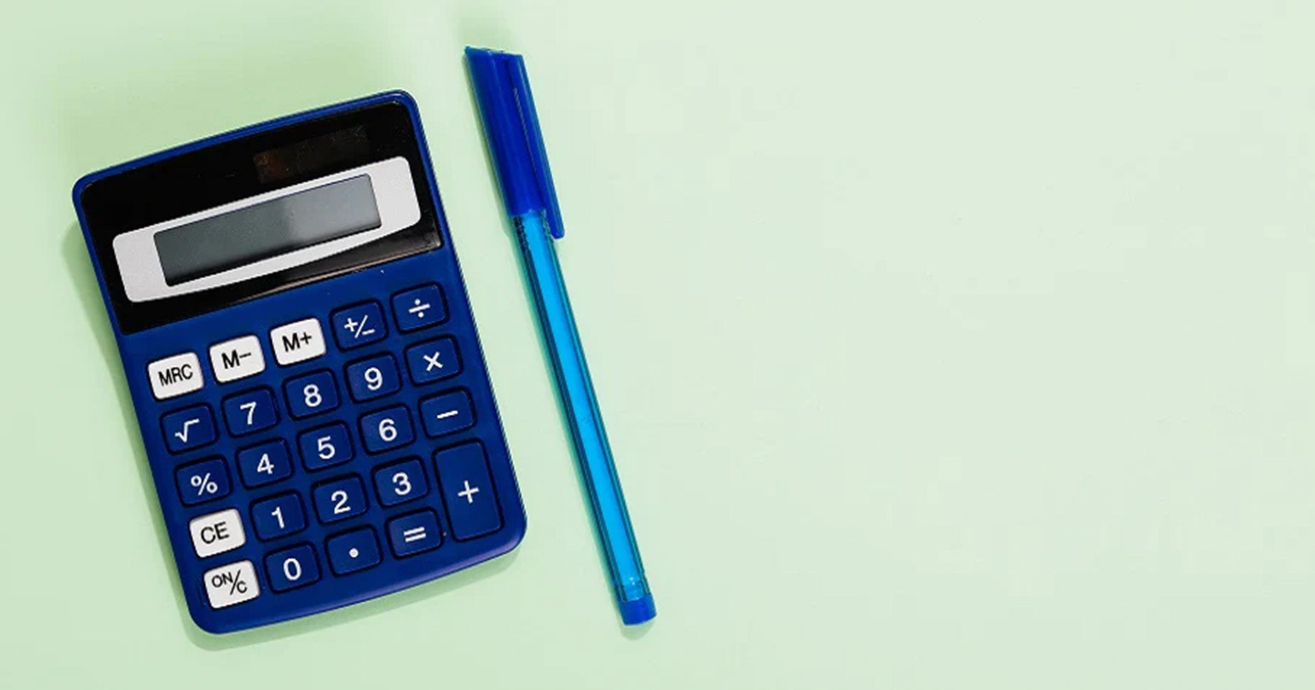 Das Bild zeigt einen Taschenrechner und einen Stift auf grünem Hintergrund. Mit dem Taschenrechner lässt sich der Skonto ganz einfach berechnen.