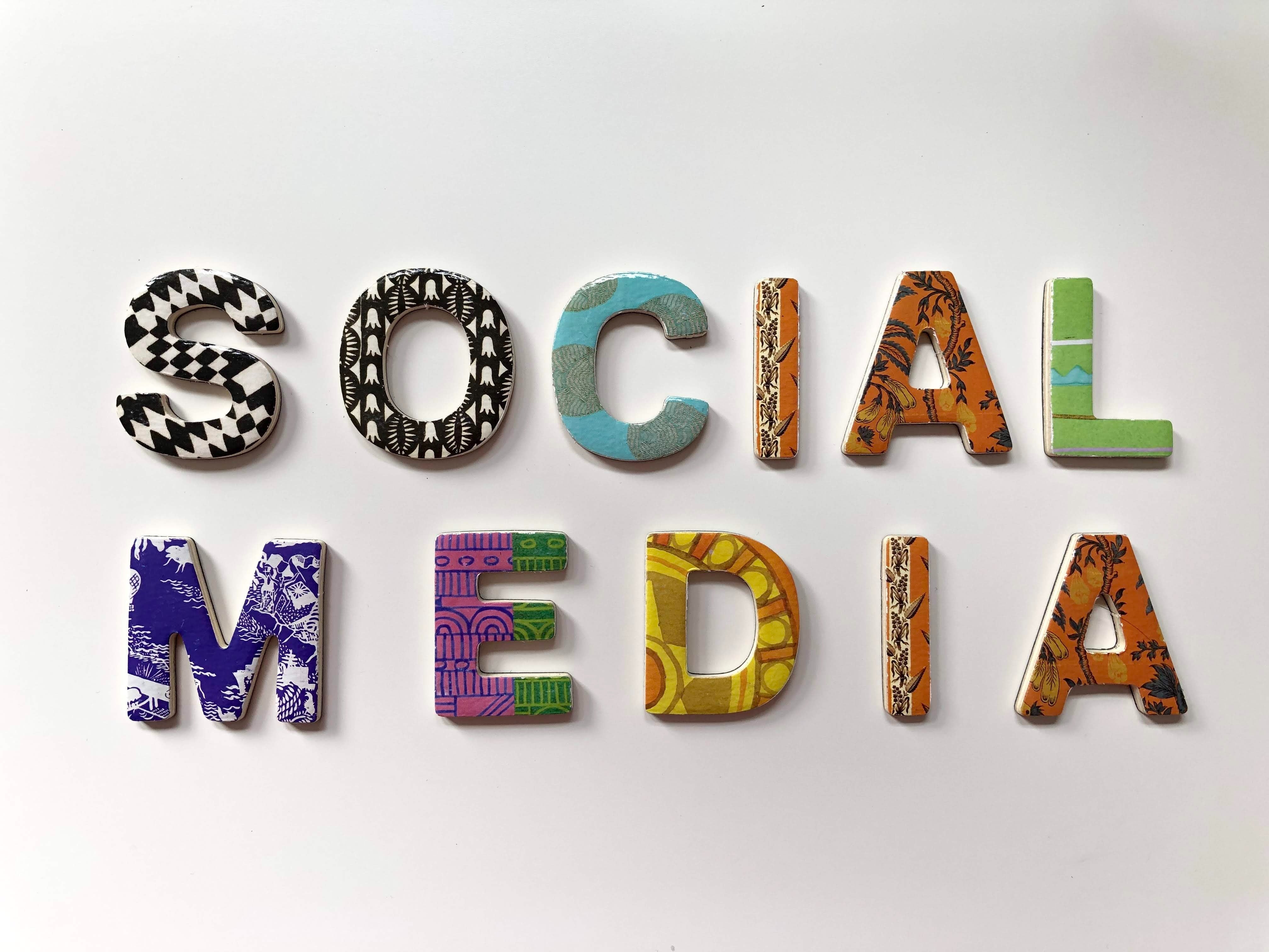 Social Media Buchstaben auf einer Magnettafel. Social Media ist ein wichtiger Bestandteil von Social Commerce.