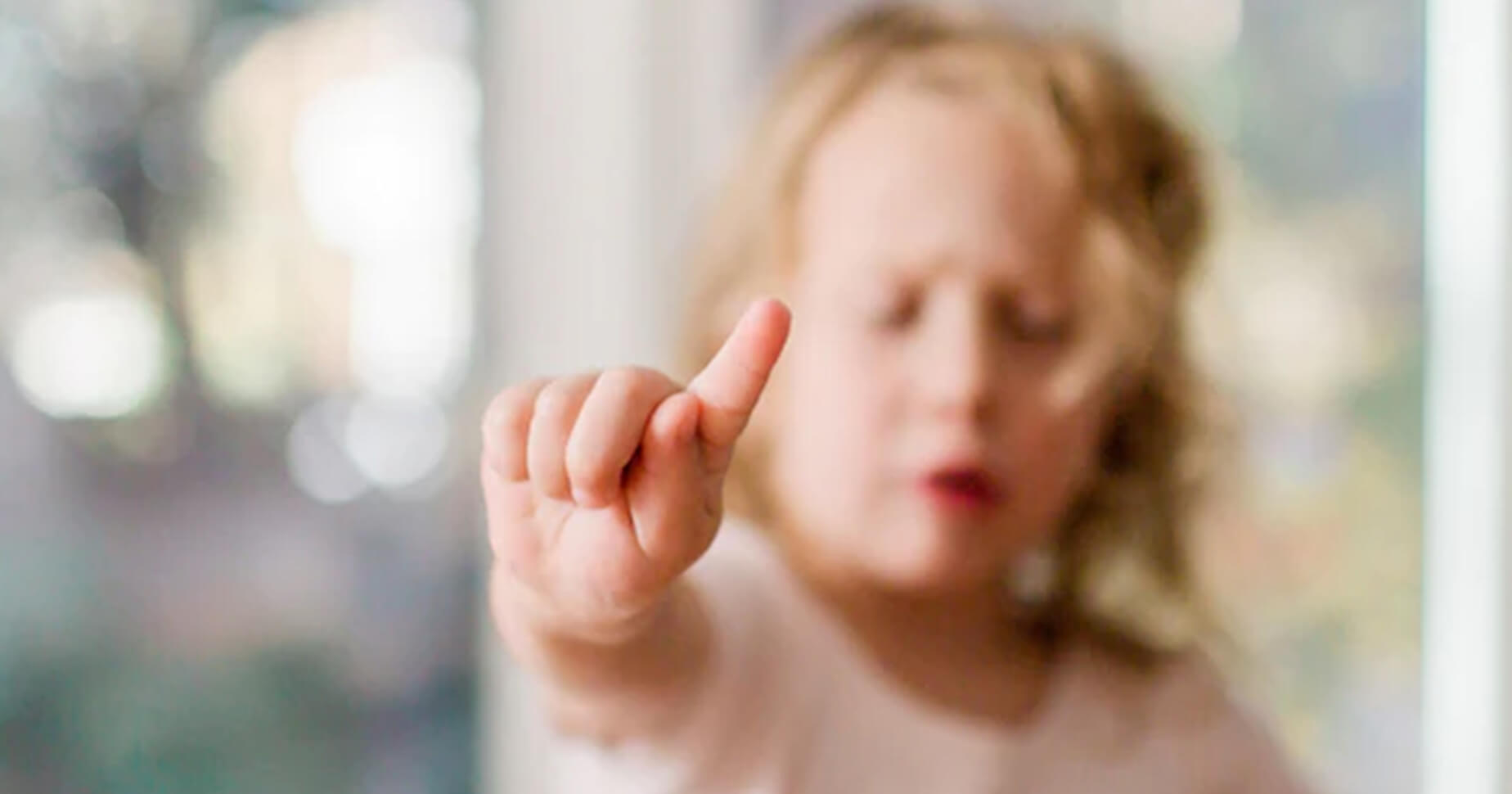 Das Foto zeigt ein Kind, dass seinen Finger in die Luft streckt und sich meldet. Wir klären im Beitrag die Frage "Was ist Marketing?".
