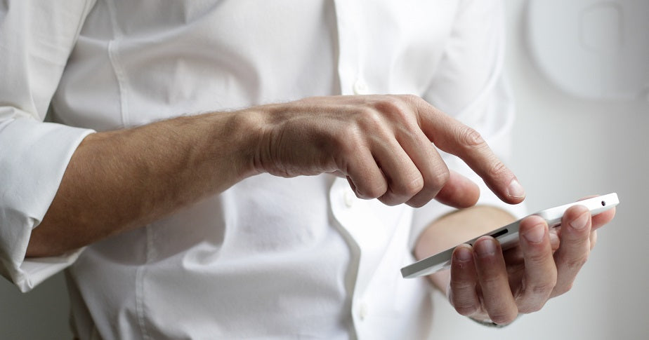 Ein Mann hält ein Smartphone in der Hand. Welche Androif POS für dich geeignet sind, erfährst du im Beitrag.