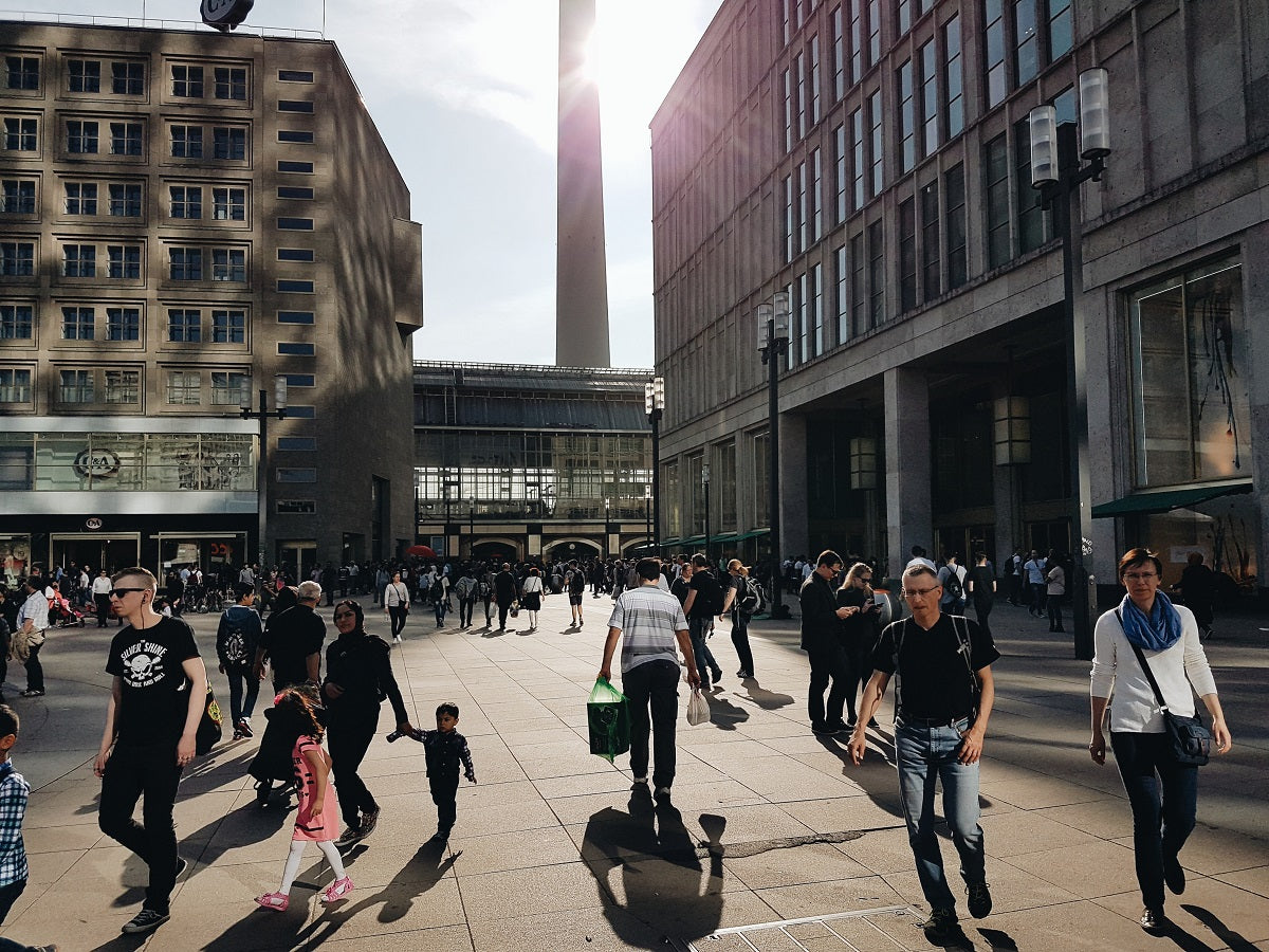 Ein öffentlicher Platz, an dem sich eine Gruppe von Menschen tummelt. Abschließens lässt sich sagen, dass im Vergleich B2B vs. B2C Menschen immer gleich auf Werbereize reagieren.