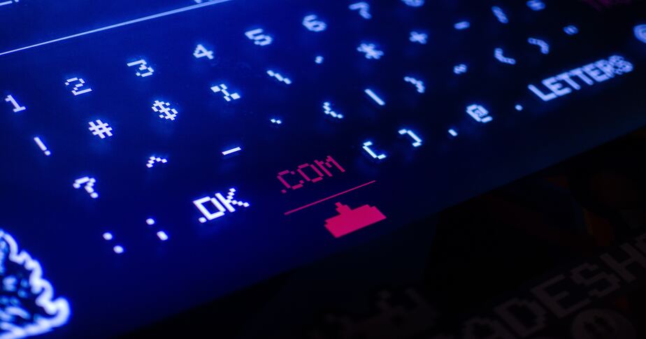 Laptoptastatur mit rot hervorgehobener .com-Taste