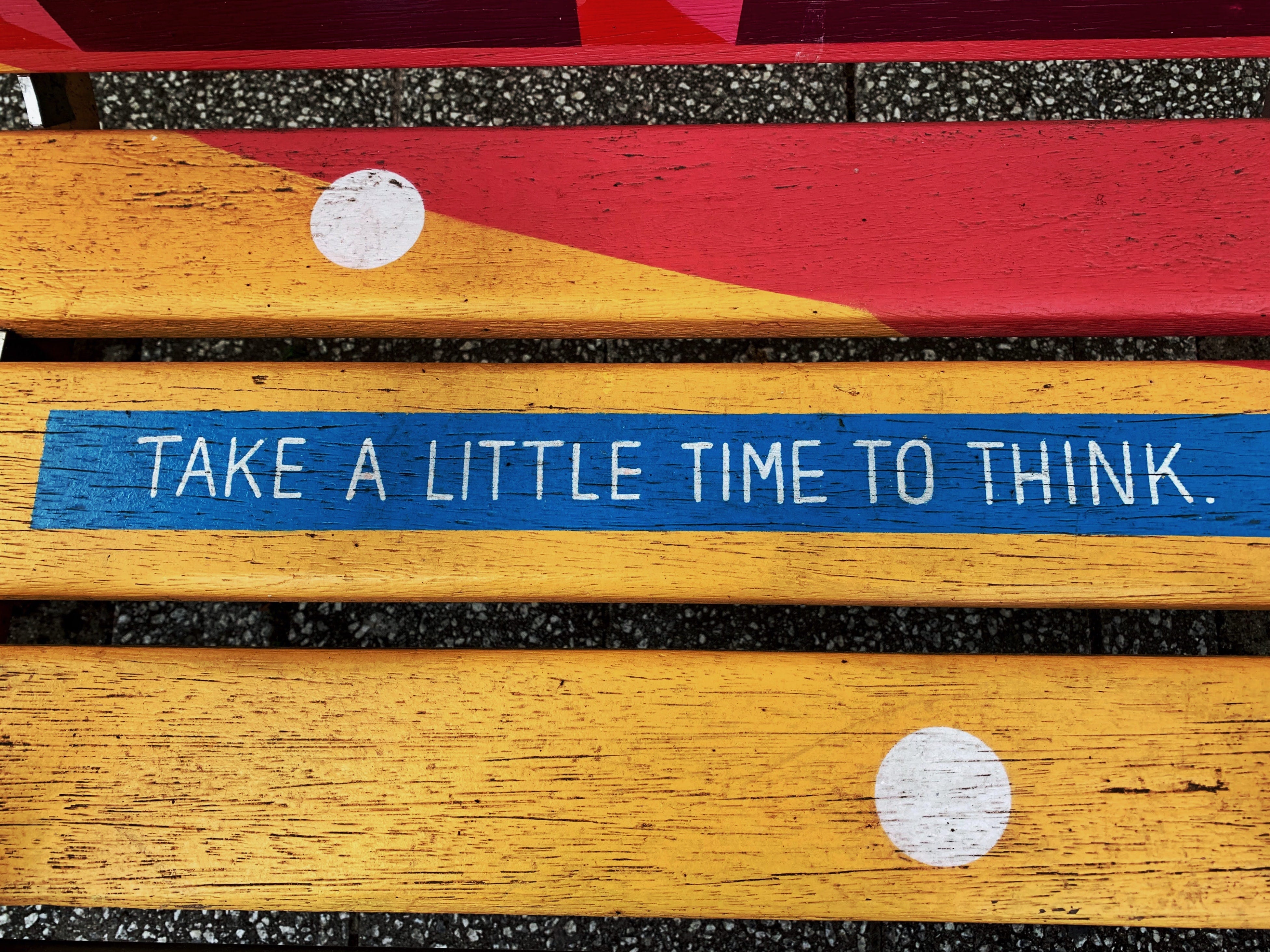 Eine bunt angemalte Parkbank mit der Aufschrift "Take a little time to think". Der erste Schritt, um mit Dropshipping anzufangen ist, sich über die Ziele klar zu werden.