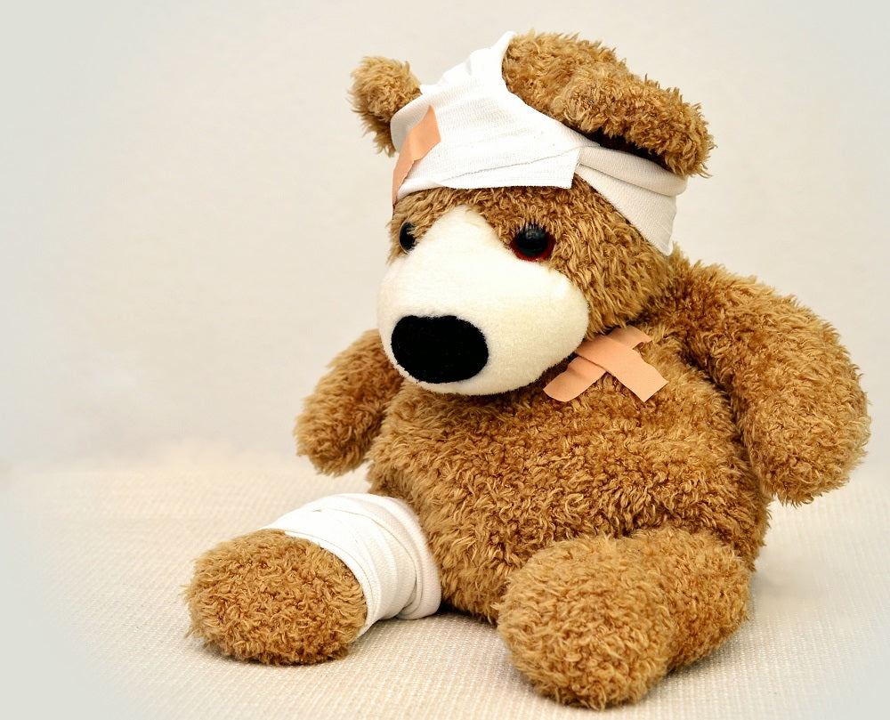 Auf dem Foto ist ein Teddybär zu sehen, der mit mehreren Verbänden verarztet wurde. Er steht als Sinnbild dafür, dass die Betriebshaftpflichtversicherung bei Personenschäden an Dritten zum Tragen kommt.
