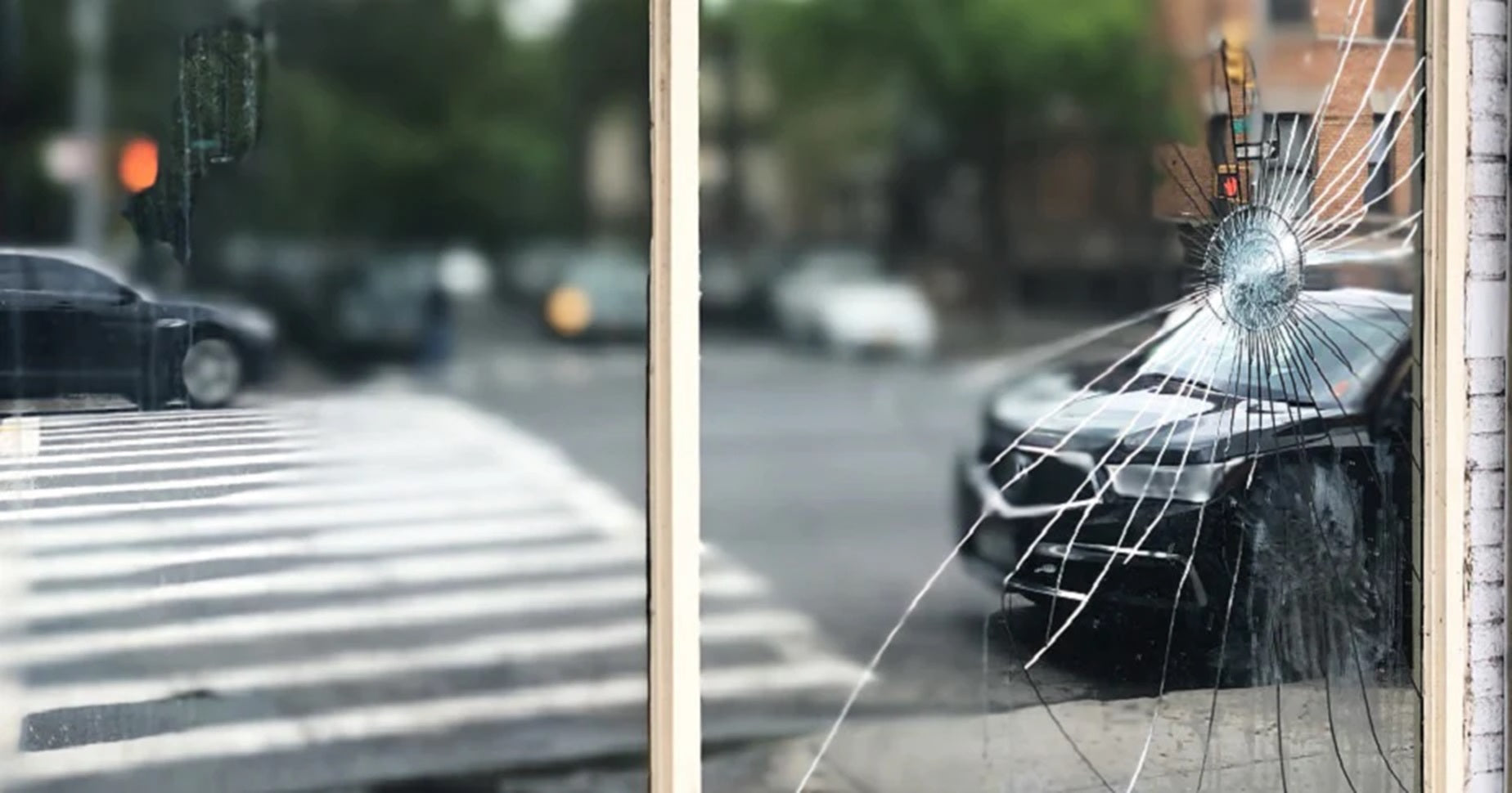 Das Foto zeigt eine zerbrochene Fensterscheibe. Wenn das Eigentum Dritter im Betriebsalltag zu Bruch geht, greift die Betriebshaftpflichtversicherung.