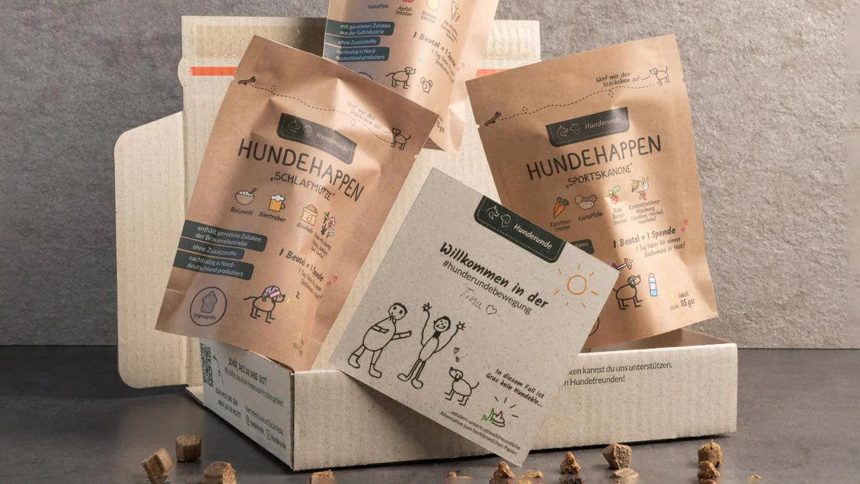 Eine Box mit allerlei unterschiedlichen Verpackungen mit Haustierzubehör steht vor einer hellen Wand. Haustierzubehör eignet sich wunderbar für den Einstieg ins DIY-Business. Mehr DIY-Ideen gibt es in diesem Beitrag!