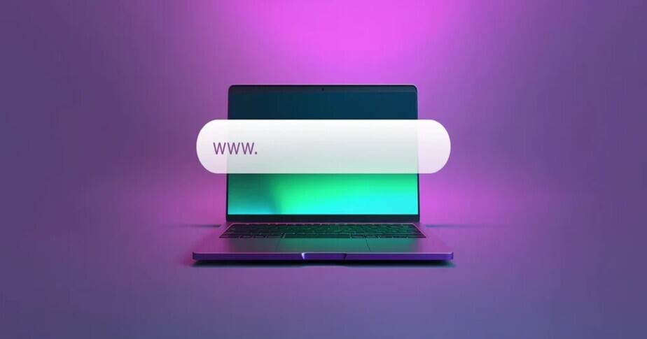 Laptop mit vergrößerter Suchleiste vor lilafarbenem Hintergrund
