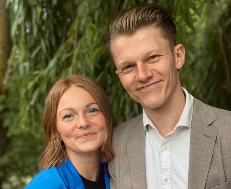 Portrait von Pia und Niklas Massing, die Gründer:innen des Unternehmens Dr. Massing Cosmetics.