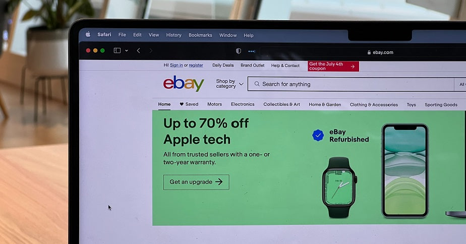Das Foto zeigt einen Laptop auf dessen Bildschirm die Startseite von eBay angezeigt wird. Im Beitrag zeigen wir dir, wie du erfolgreich auf eBay verkaufen kannst.