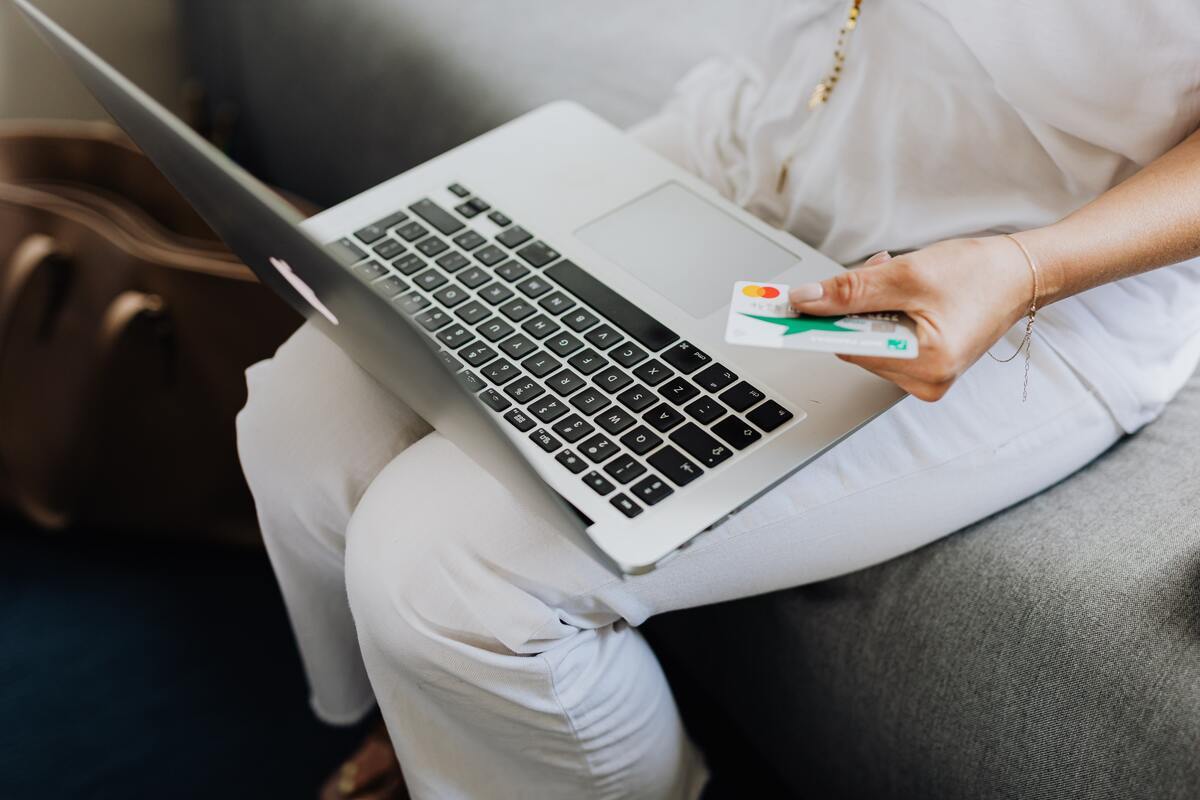 Laptop und Kreditkarte zur Bezahlung in Onlineshop