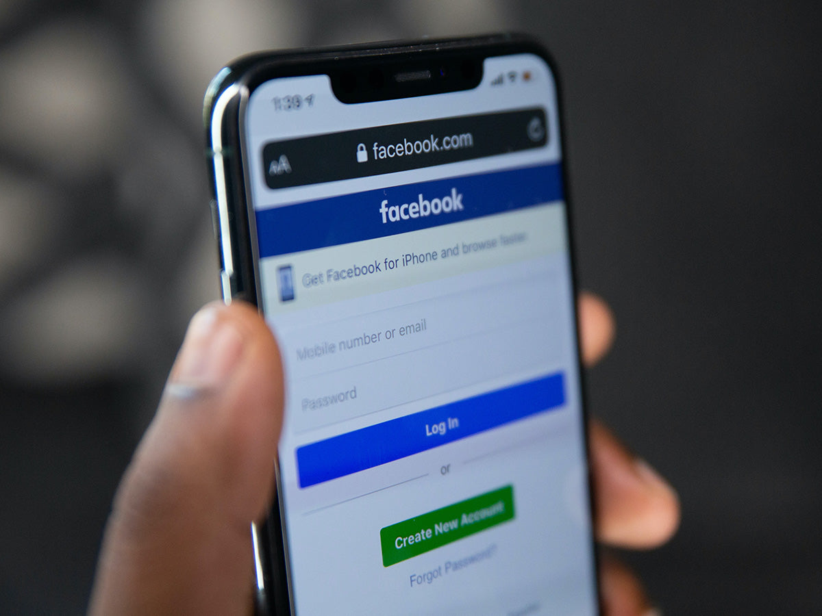 Ein Handy auf dem Facebook geöffnet ist steht für die Facebook-Methode als Möglichkeit Dropshipping-Produkte zu finden.