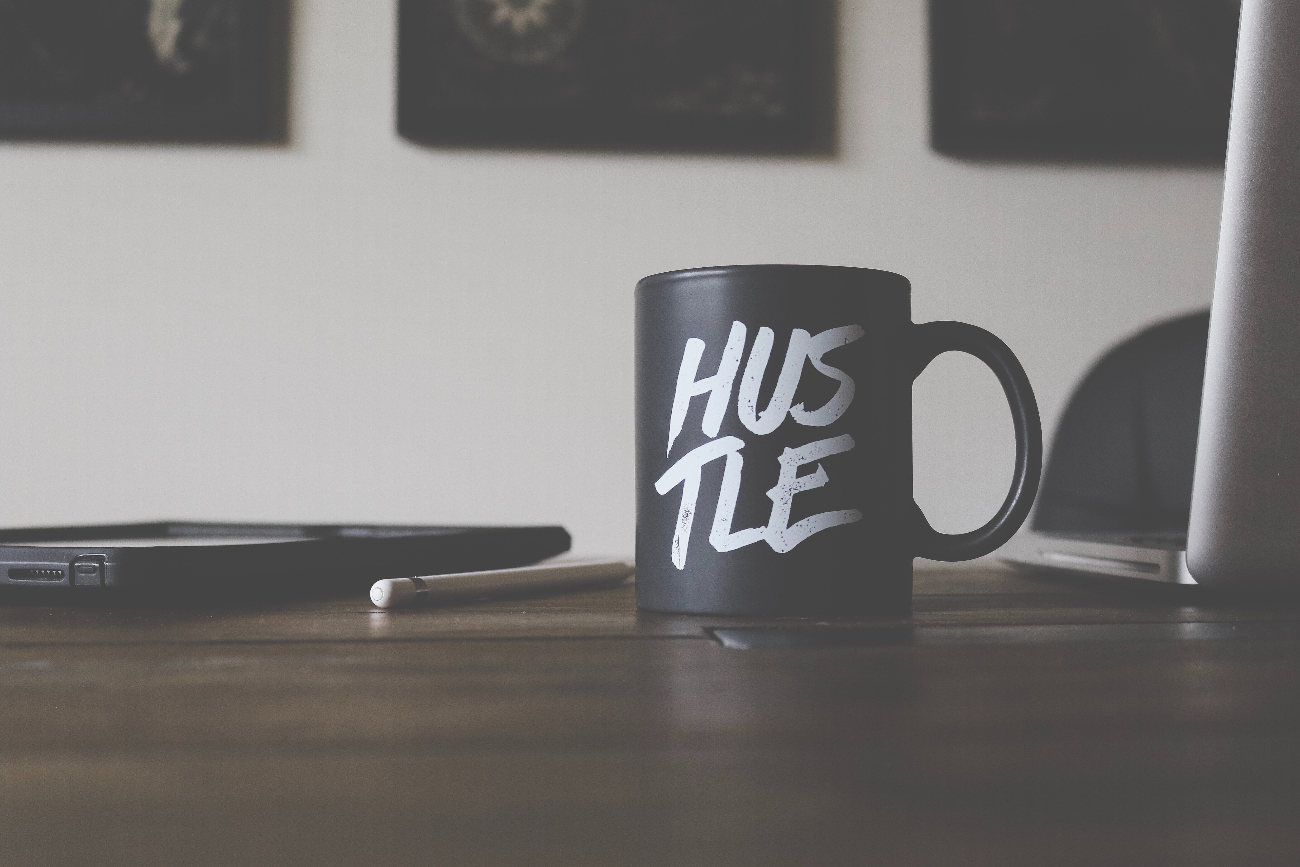 Das Foto zeigt eine Tasse mit der Aufschrift "Hustle".