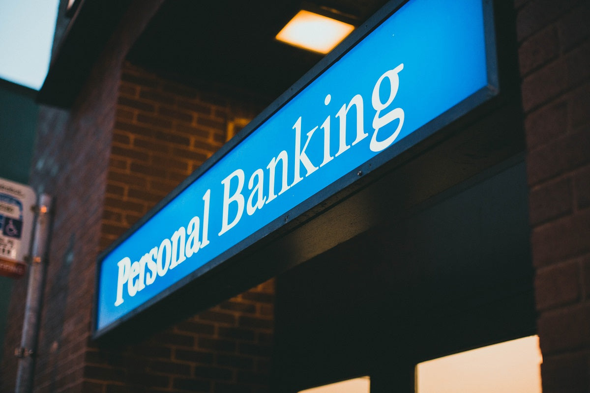 Das Bild zeigt eine blaue Leuchttafel mit der Aufschrift "Personal Banking". Viele Kundinnen und Kunden wenden sich bei Fragen zu ihrem Geschäftskonto noch immer persönlich an ihre Bank.