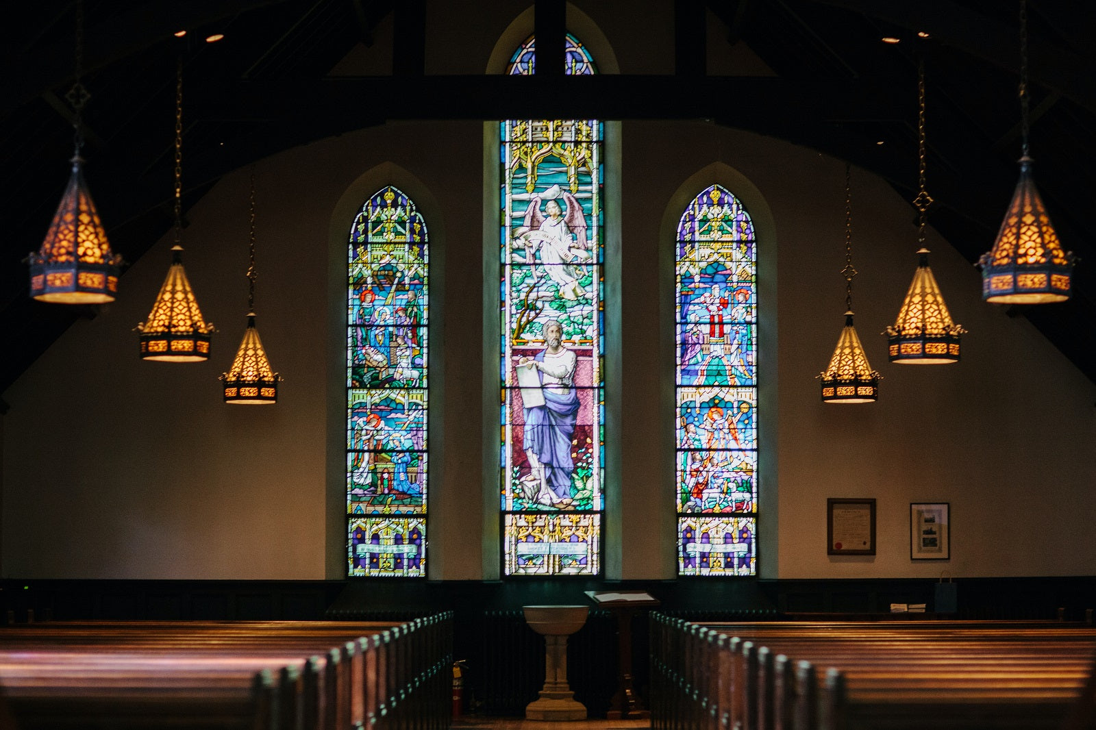 Auf dem Foto ist das Innere einer Kirche zu sehen. Auch wenn du einen kirchlichen Zweck verfolgst, kannst du eine gUG gründen