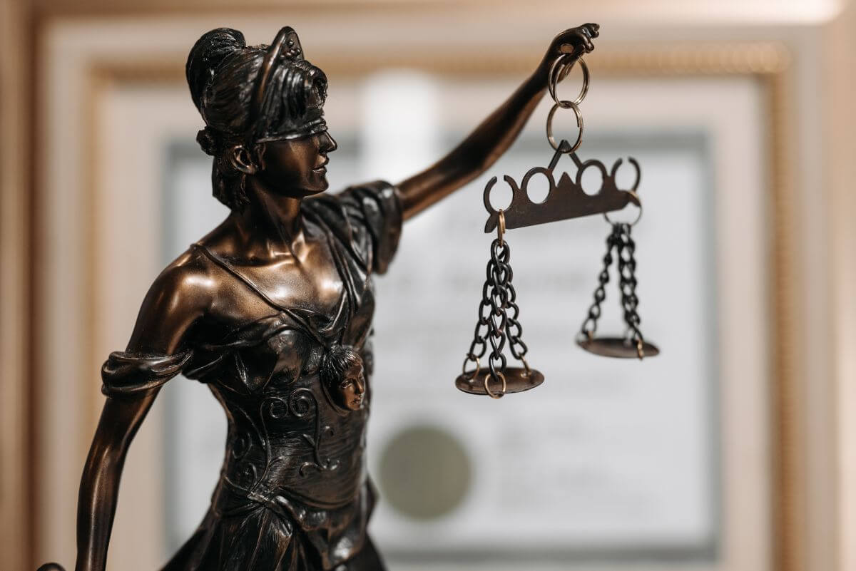 Eine bronzene Justicia-Statue als Symbol für Haftung und Steuern beim GmbH gründen