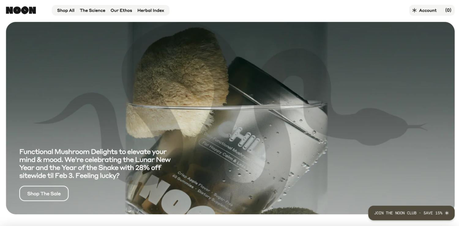 Die Website von Noon zeigt einen grauen Hintergrund mit einer silhouettierten Schlange und einem Produktpaket.