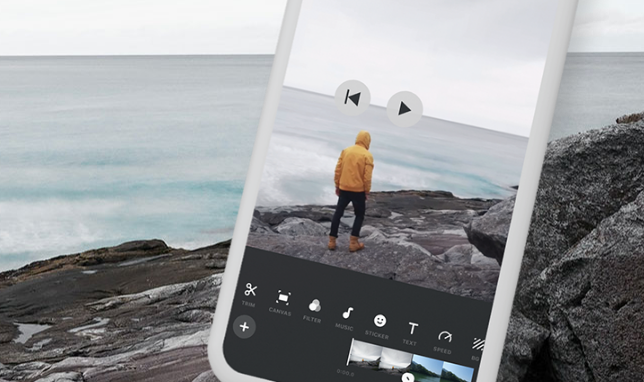 Darstellung des iShot-Videoeditors auf einem Handybildschirm vor einem Hintergrund aus Meer und Felsen. Das Bild im Editor zeigt einen Mann mit gelber Regenjacke und braunen Schuhen vor Meer und Felsen. Das Bild stimmt mit dem Hintergrund überein. Mit der Instagram-App iShot werden deine Videos zum echten Eyecatcher!