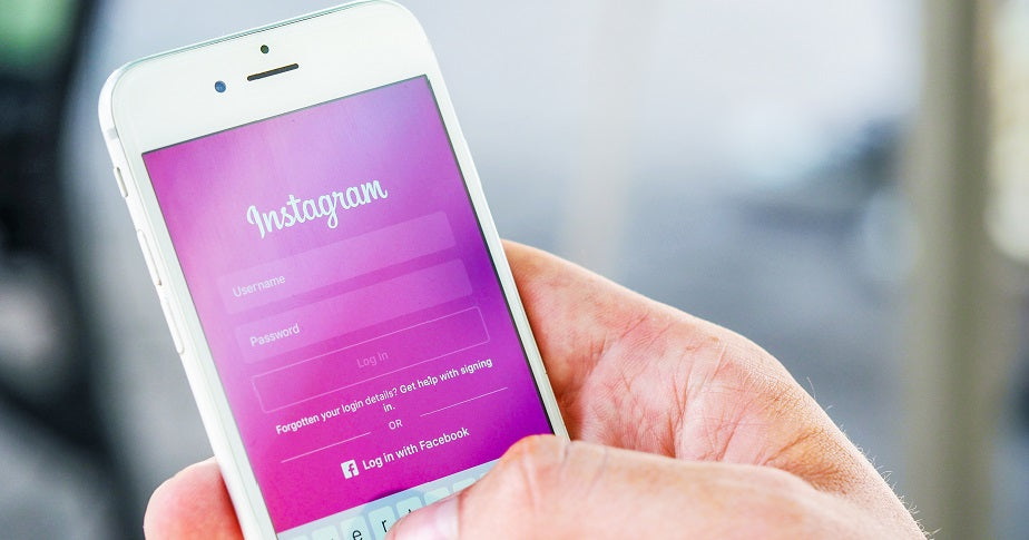 Ein Smartphone-Nutzer loggt sich bei Instagram ein. Auf der Plattform lässt sich die Funktion Instagram-Shop nutzen.