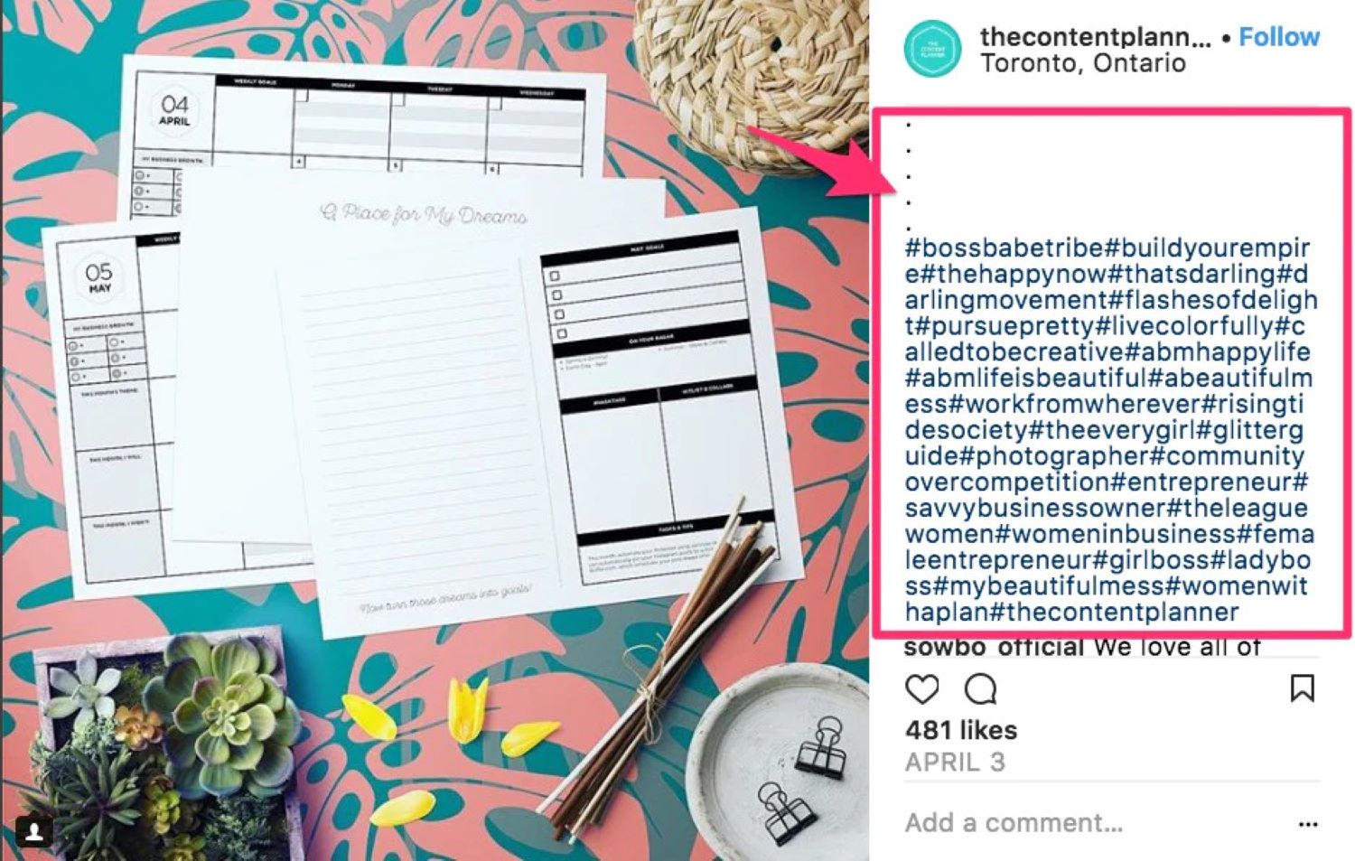 Zettel liegen übereinander und ein pinker Pfeil zeigt auf eine Hashtag Liste.