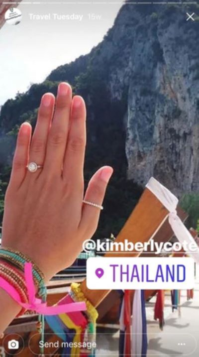 Eine Hand mit Ringen und Armbändern beschmückt vor einem Gebirge.