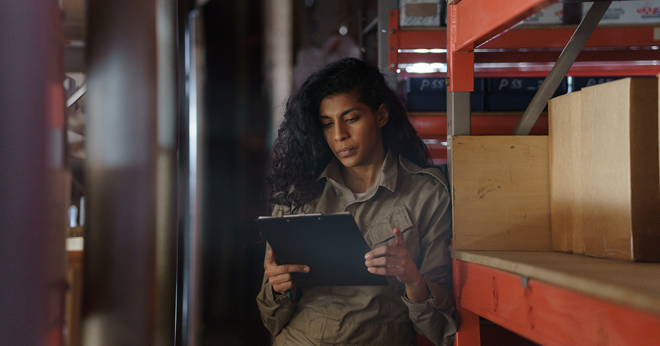 Das Foto zeigt eine Frau, die auf ein Tablet schaut und ihre Inventarsoftware nutzt.