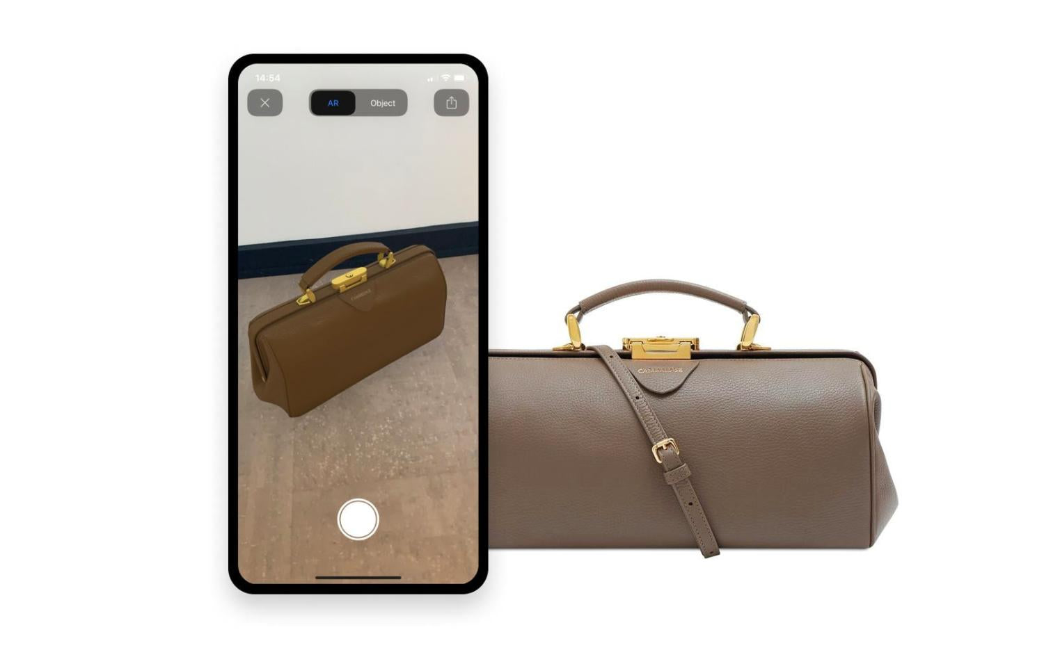 AR-Shopping mit Cambridge Satchel: Eine Handtasche wird per Smartphone virtuell in einem Raum angezeigt.