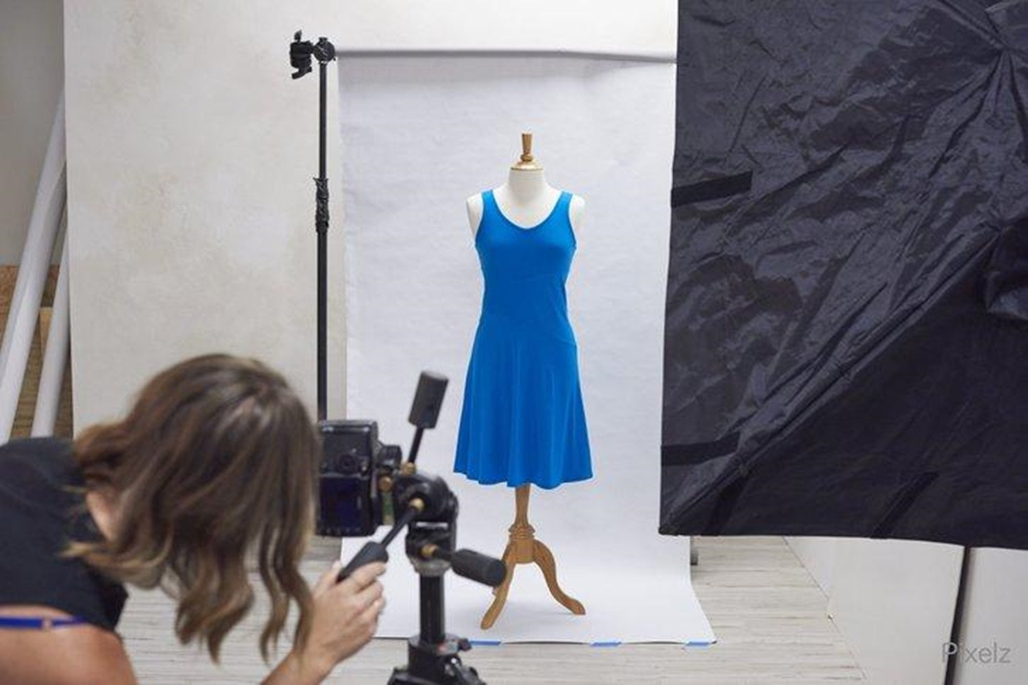 In einem Fotostudie fotografiert eine Person blaue Kleidung.