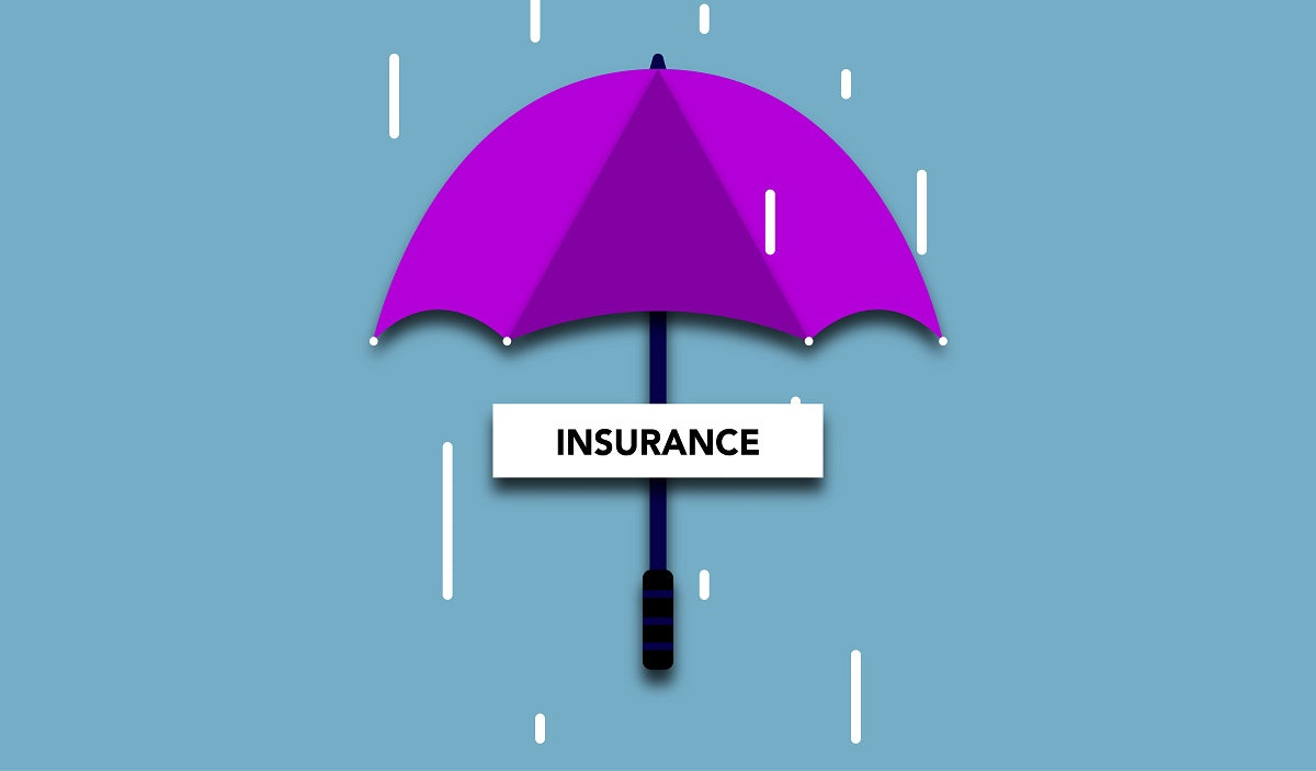 Das Bild zeigt einen lila Regenschirm, darunter ein Schild mit der Aufschrift "Insurance", dem englischen Wort für Versicherung. Versicherungen sind auch für Kleingewerbetreibende notwendig, um sich im Schadensfall abzusichern.