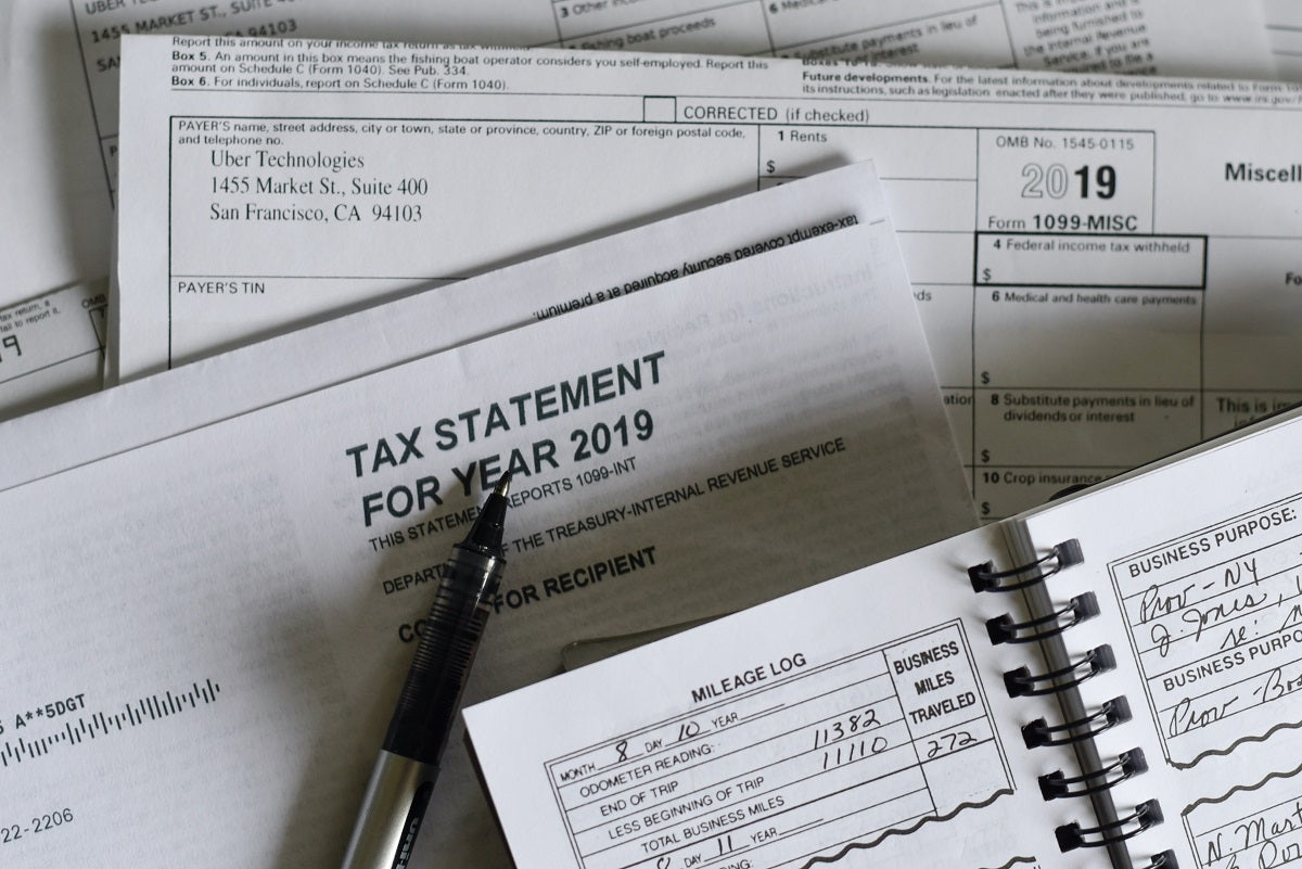 Auf dem Bild sind eine Reihe von Dokumenten zur Steuererklärung zu sehen. Auch wer ein Kleingewerbe anmeldet, muss Steuern zahlen.